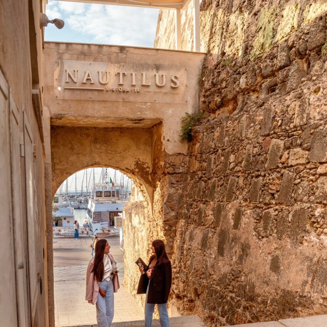cenare tra le mura antiche ad alghero vista mare