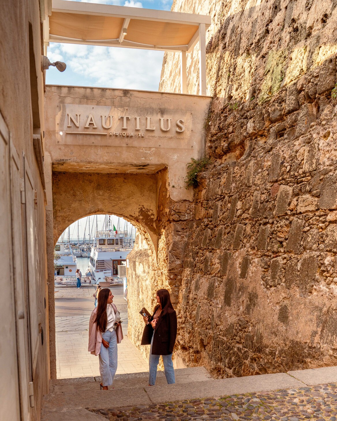 cenare tra le mura antiche ad alghero vista mare